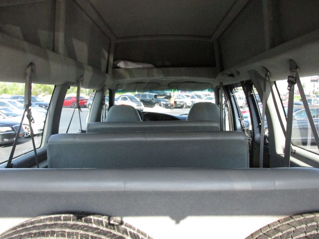 1997 Ford E-350 Image 24