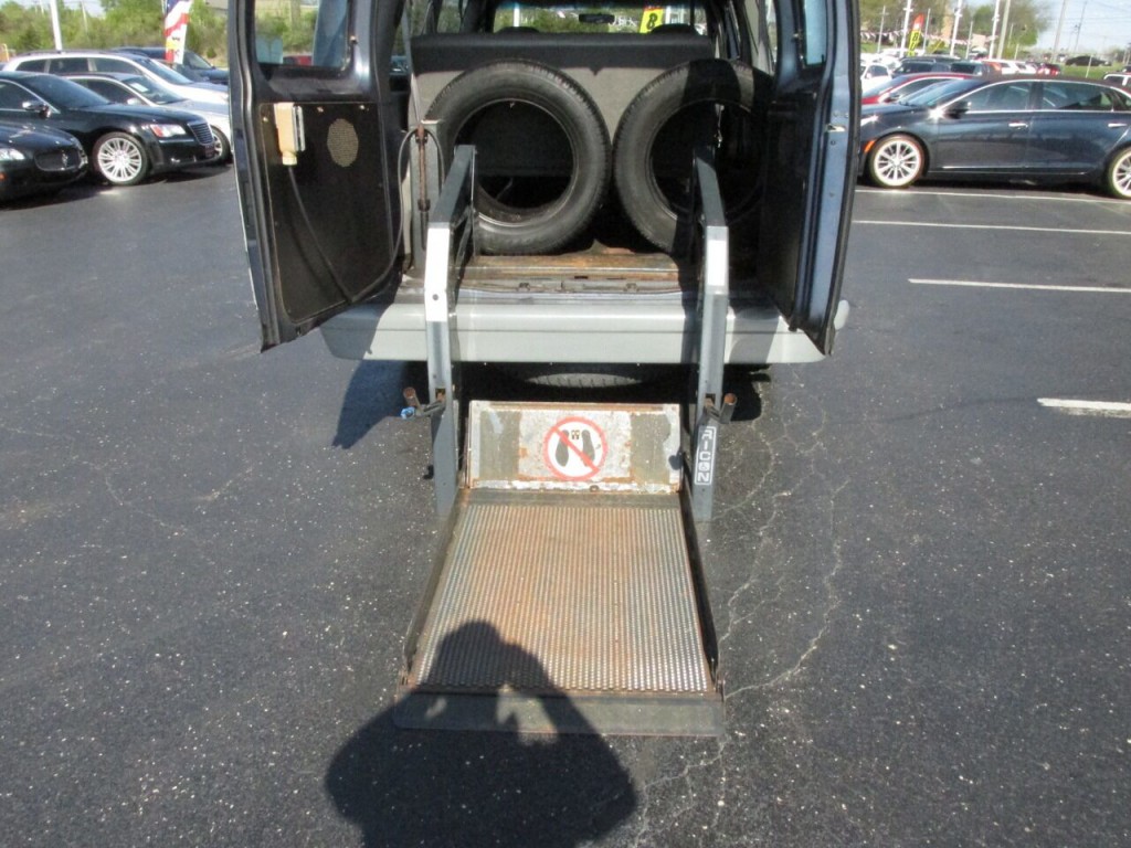1997 Ford E-350 Image 28