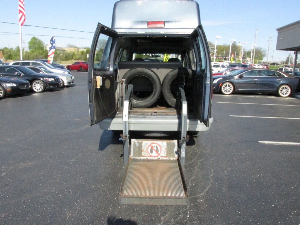 1997 Ford E-350 Image 29