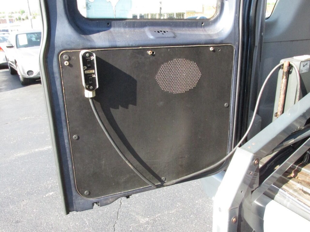 1997 Ford E-350 Image 30
