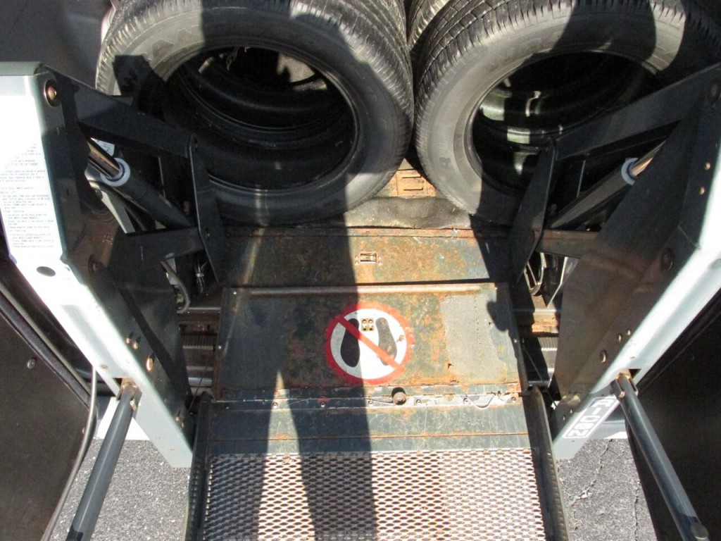 1997 Ford E-350 Image 32