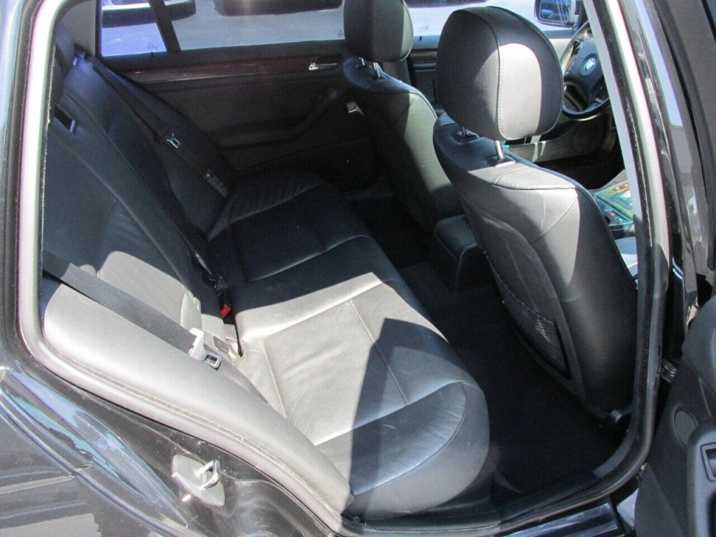 2004 BMW 3 Series Image 25