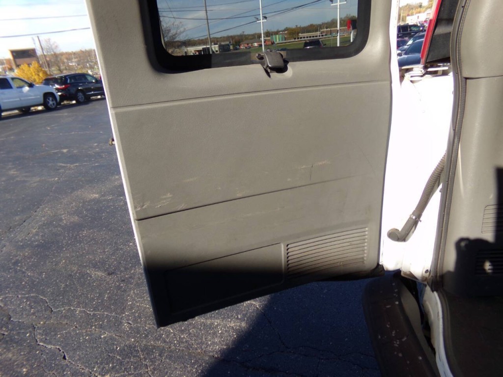 2012 Chevrolet Express Image 32