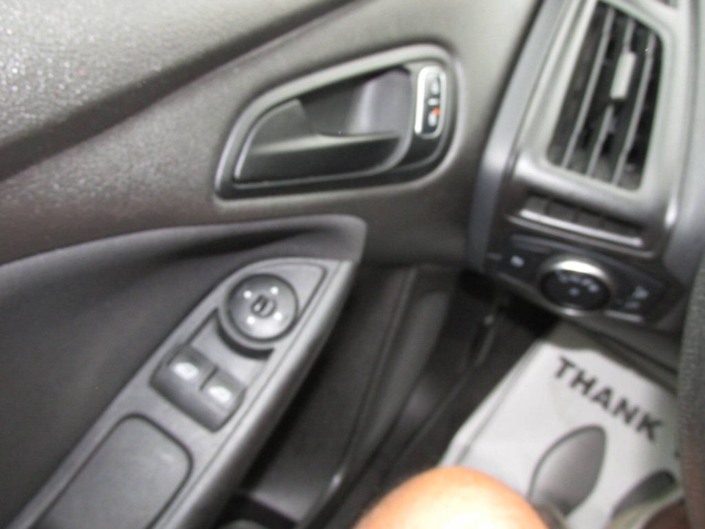 2016 Ford Focus Image 36