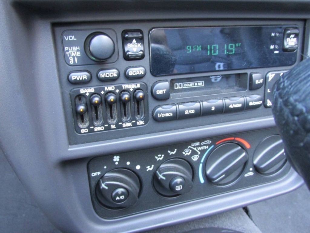 2002 Chrysler Prowler Image 25