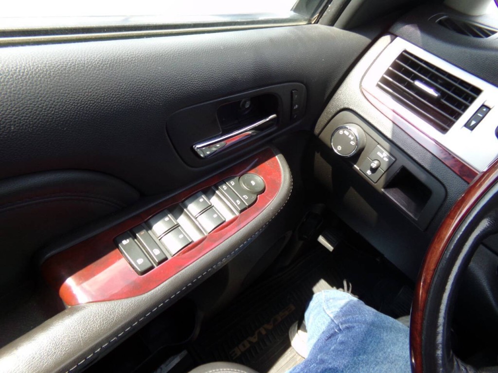 2008 Cadillac Escalade Image 28