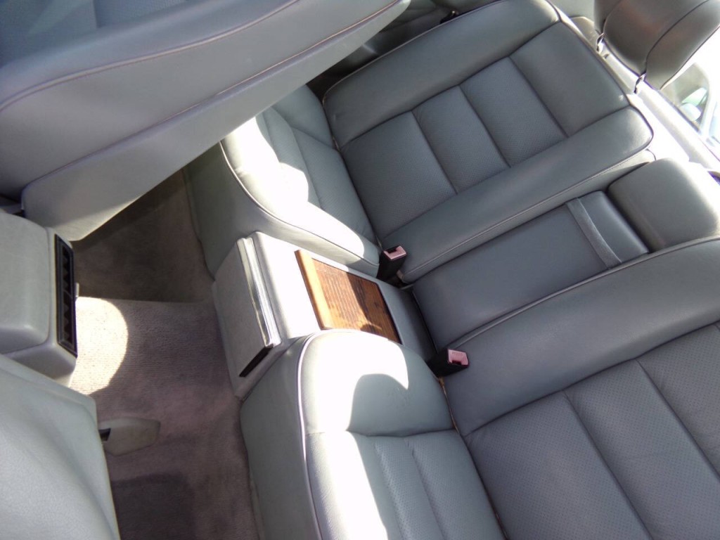 1990 Mercedes-Benz 560-Class Image 11