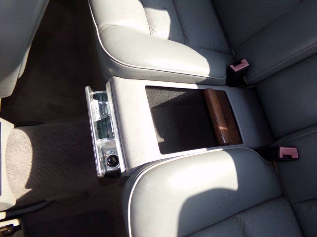 1990 Mercedes-Benz 560-Class Image 12