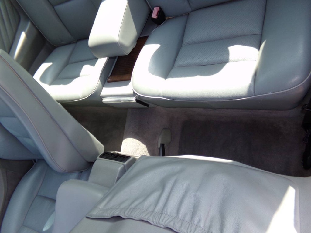 1990 Mercedes-Benz 560-Class Image 13