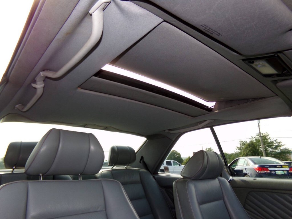 1990 Mercedes-Benz 560-Class Image 24
