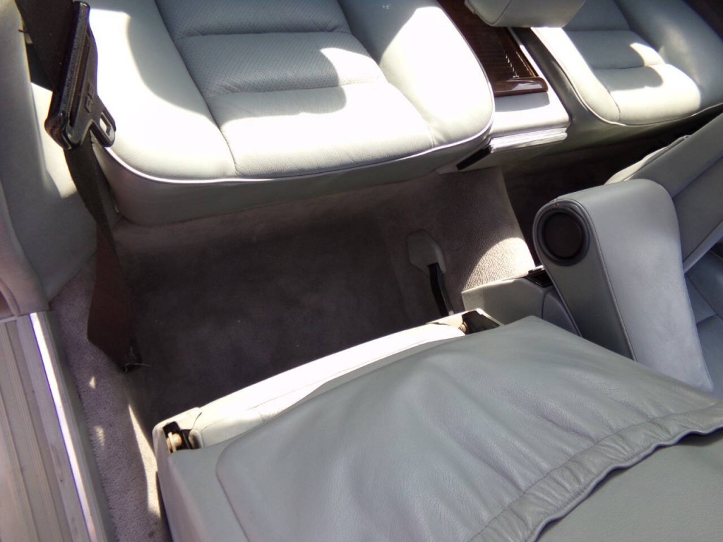1990 Mercedes-Benz 560-Class Image 26
