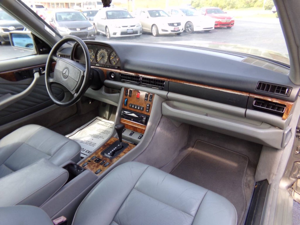 1990 Mercedes-Benz 560-Class Image 28