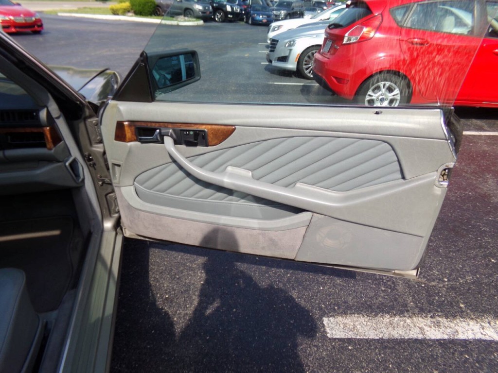 1990 Mercedes-Benz 560-Class Image 29