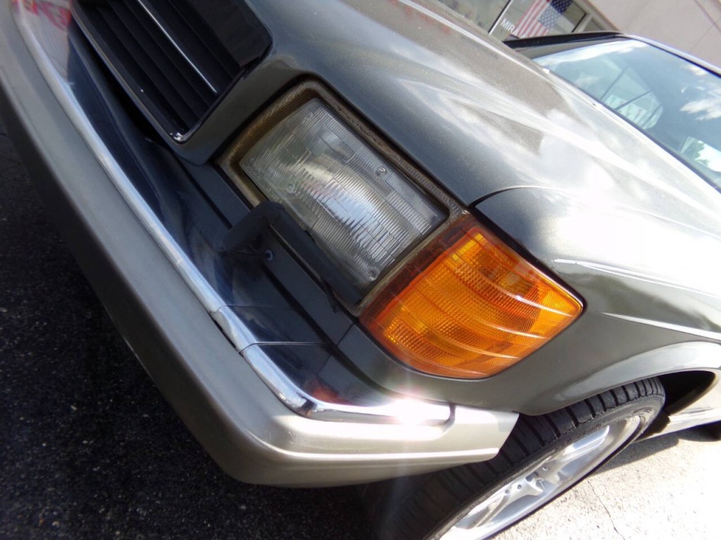 1990 Mercedes-Benz 560-Class Image 36