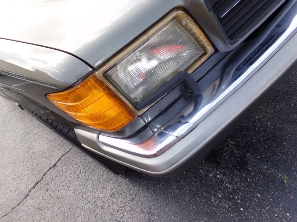 1990 Mercedes-Benz 560-Class Image 48