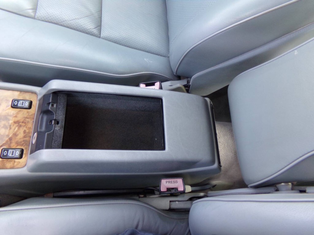 1990 Mercedes-Benz 560-Class Image 57