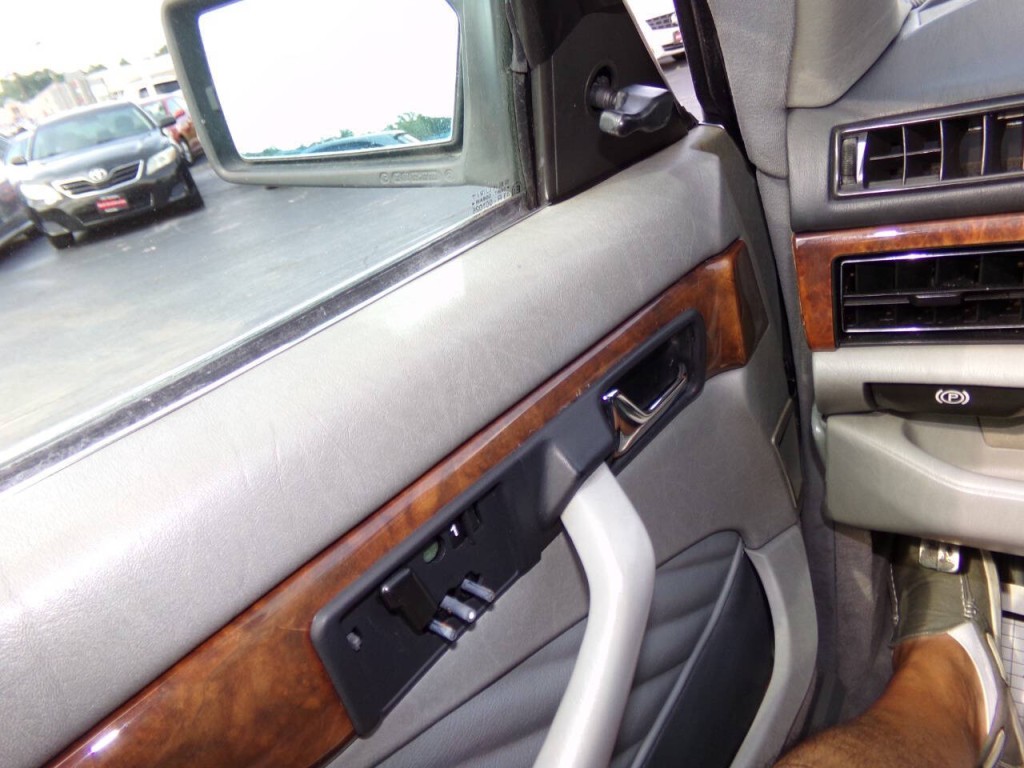 1990 Mercedes-Benz 560-Class Image 58