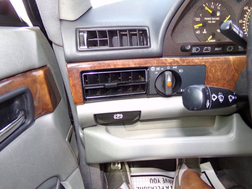 1990 Mercedes-Benz 560-Class Image 59