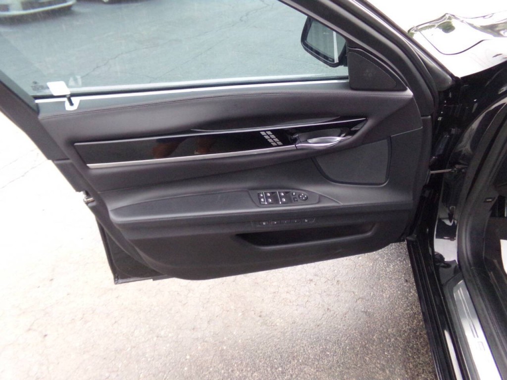 2011 BMW 7 Series Image 17