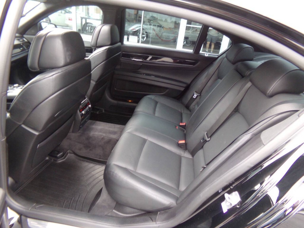 2011 BMW 7 Series Image 18