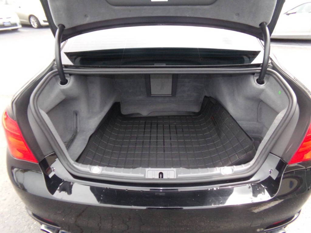 2011 BMW 7 Series Image 23