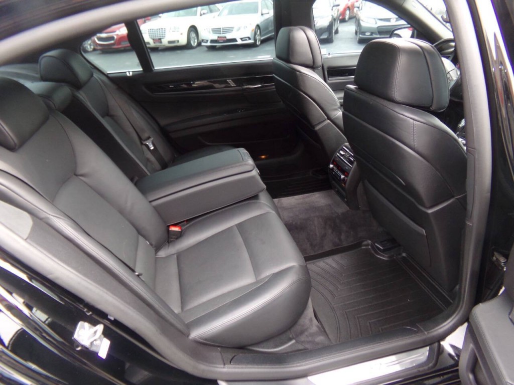 2011 BMW 7 Series Image 26