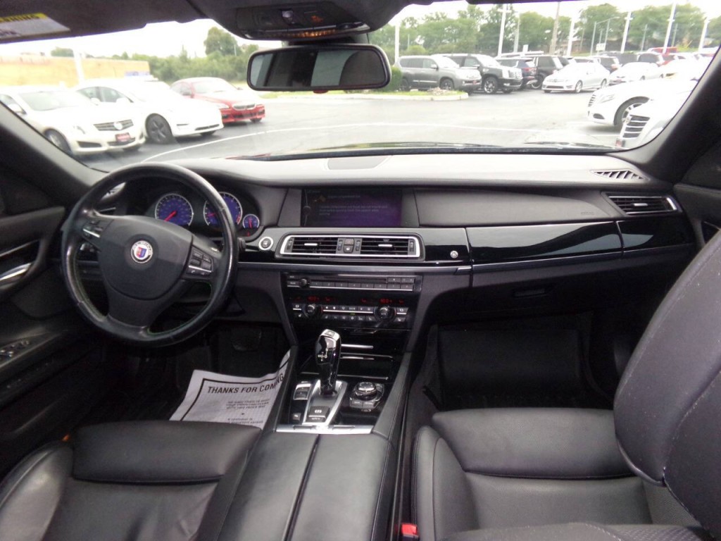 2011 BMW 7 Series Image 30