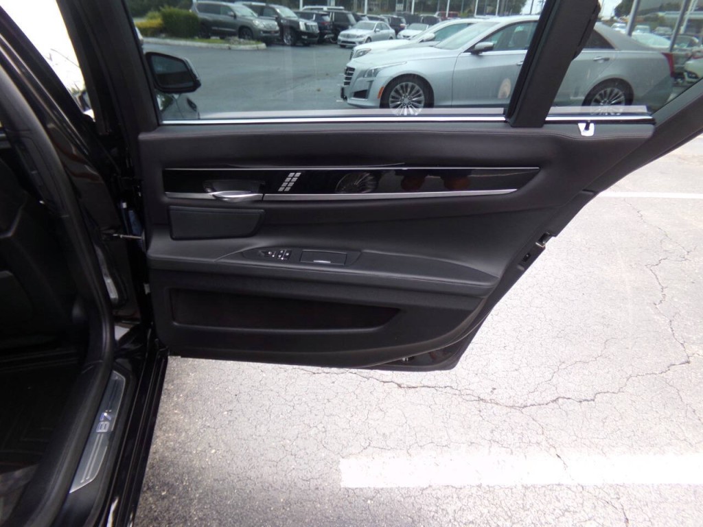 2011 BMW 7 Series Image 31