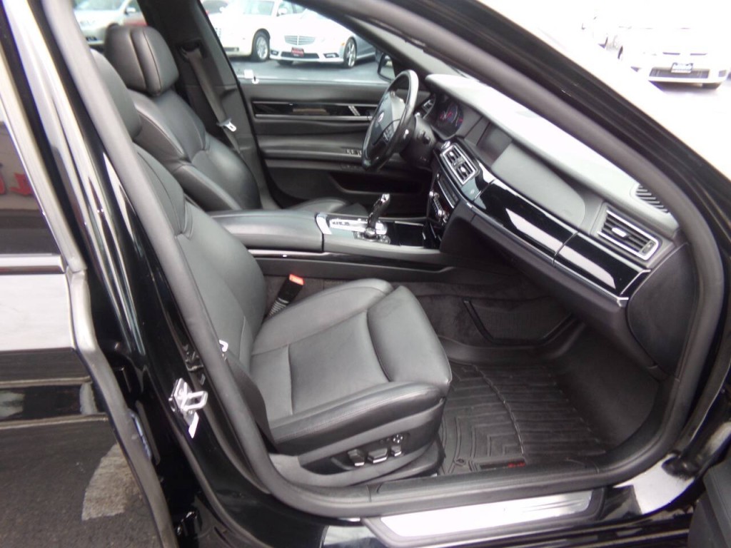2011 BMW 7 Series Image 32