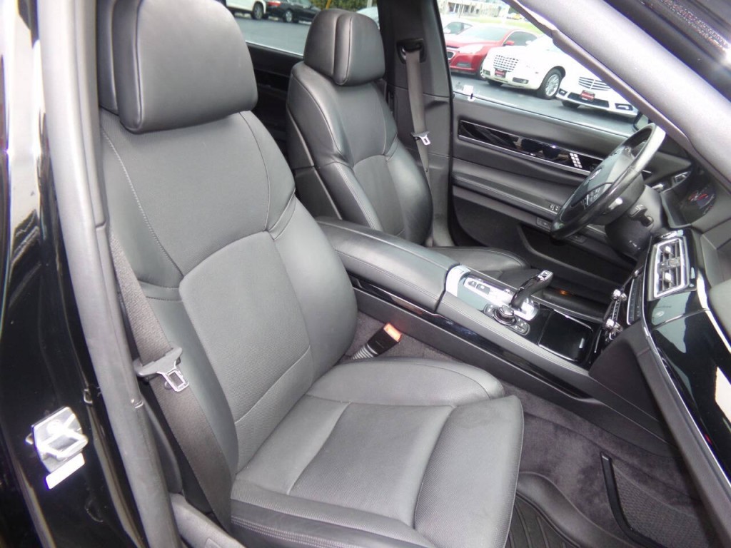 2011 BMW 7 Series Image 33