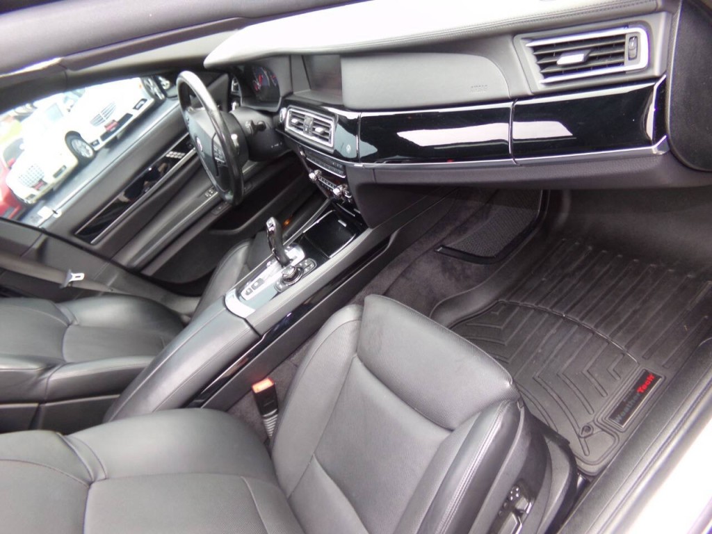 2011 BMW 7 Series Image 34