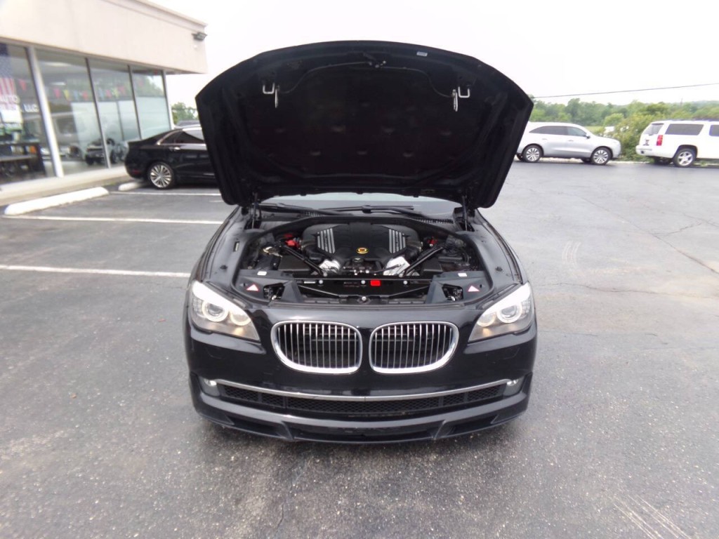2011 BMW 7 Series Image 40
