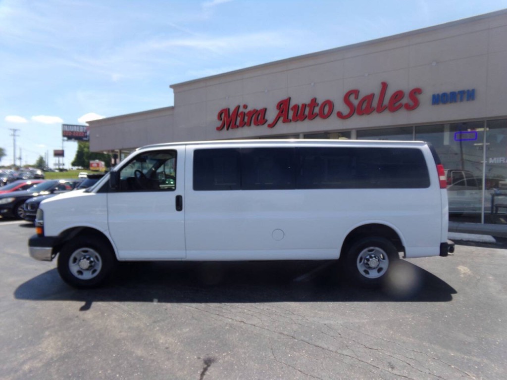 2007 Chevrolet Express Image 2