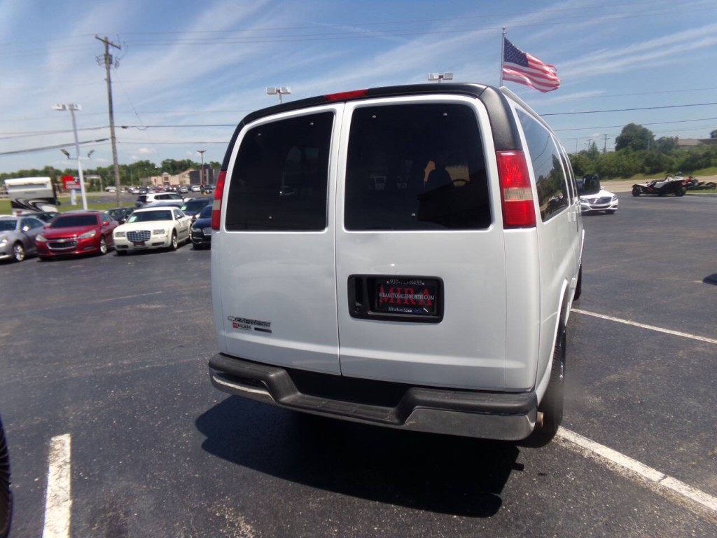 2007 Chevrolet Express Image 3