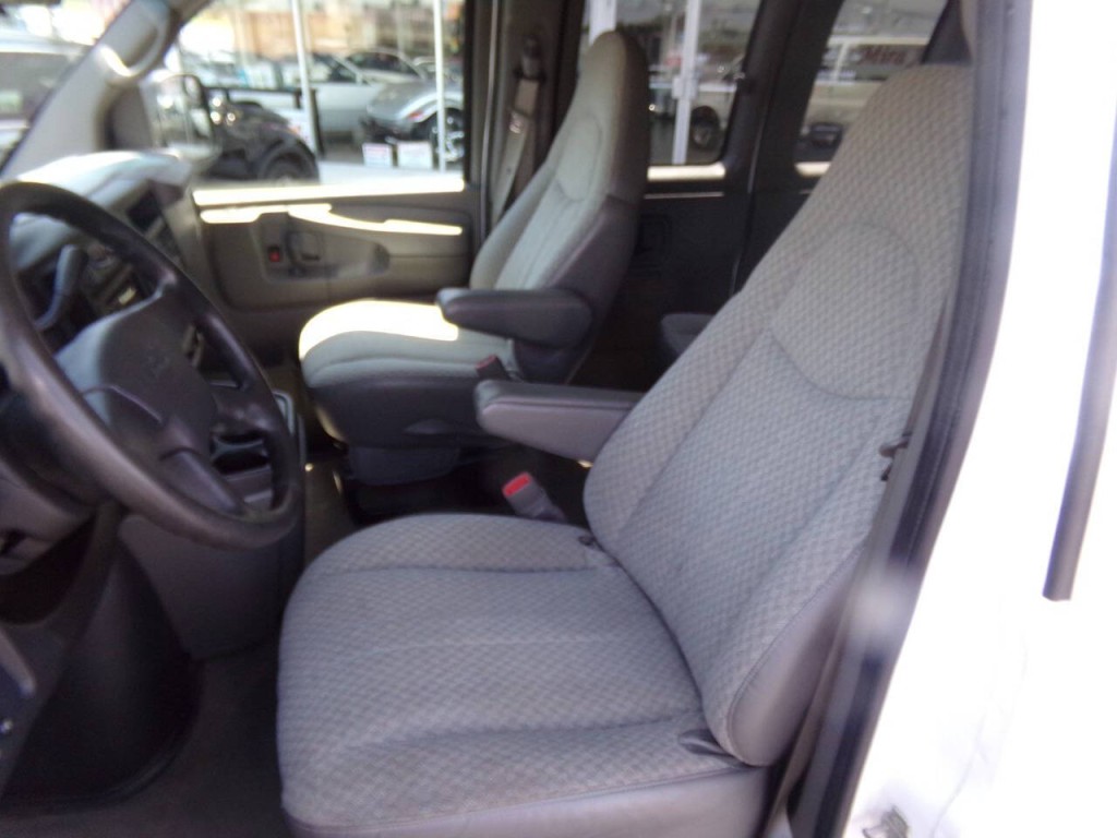 2007 Chevrolet Express Image 16