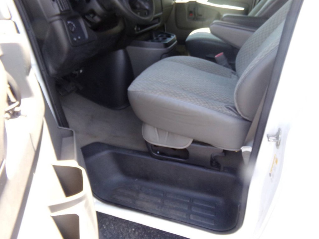 2007 Chevrolet Express Image 17