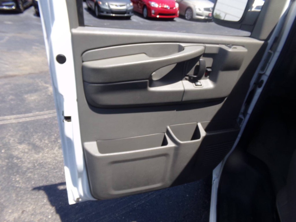 2007 Chevrolet Express Image 19