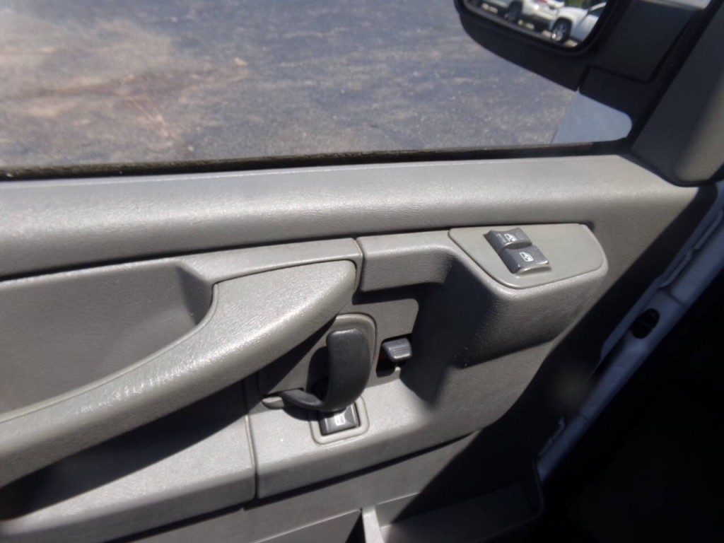2007 Chevrolet Express Image 20