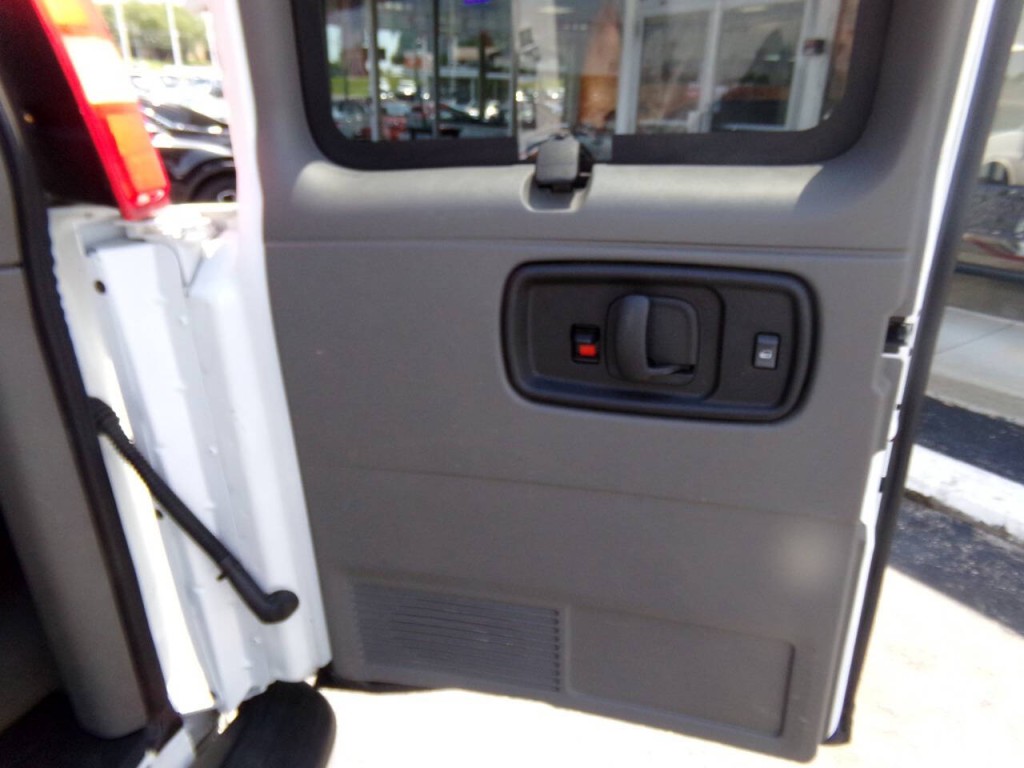 2007 Chevrolet Express Image 25