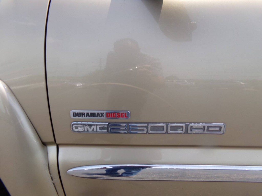 2004 GMC Sierra 2500 Image 3