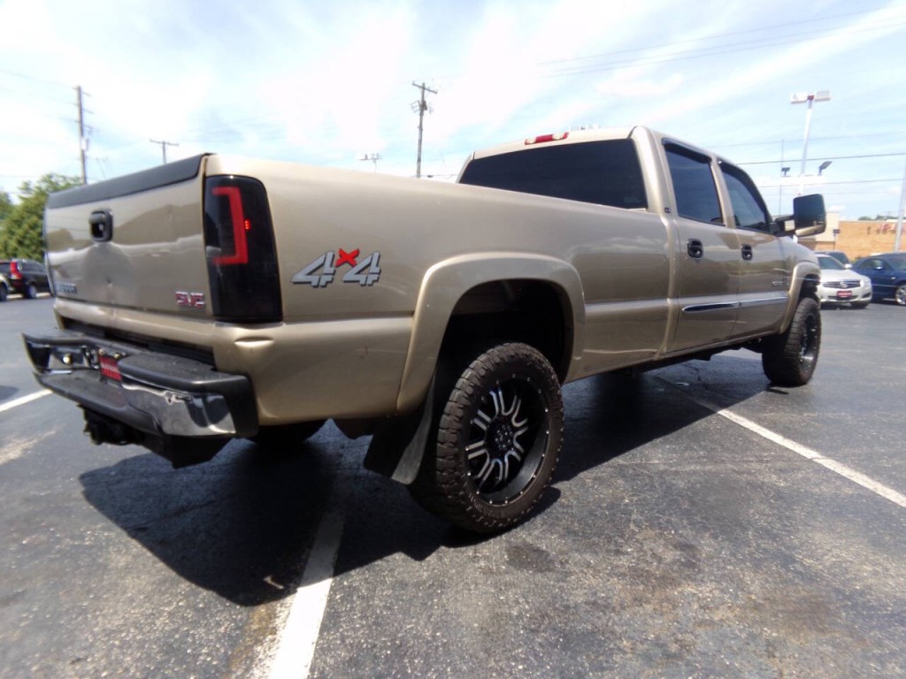 2004 GMC Sierra 2500 Image 8