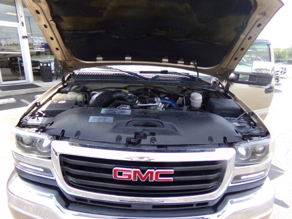 2004 GMC Sierra 2500 Image 47