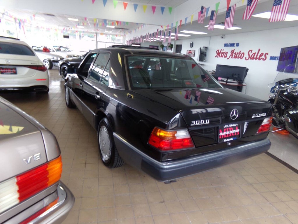 1992 Mercedes-Benz 300-Class Image 8