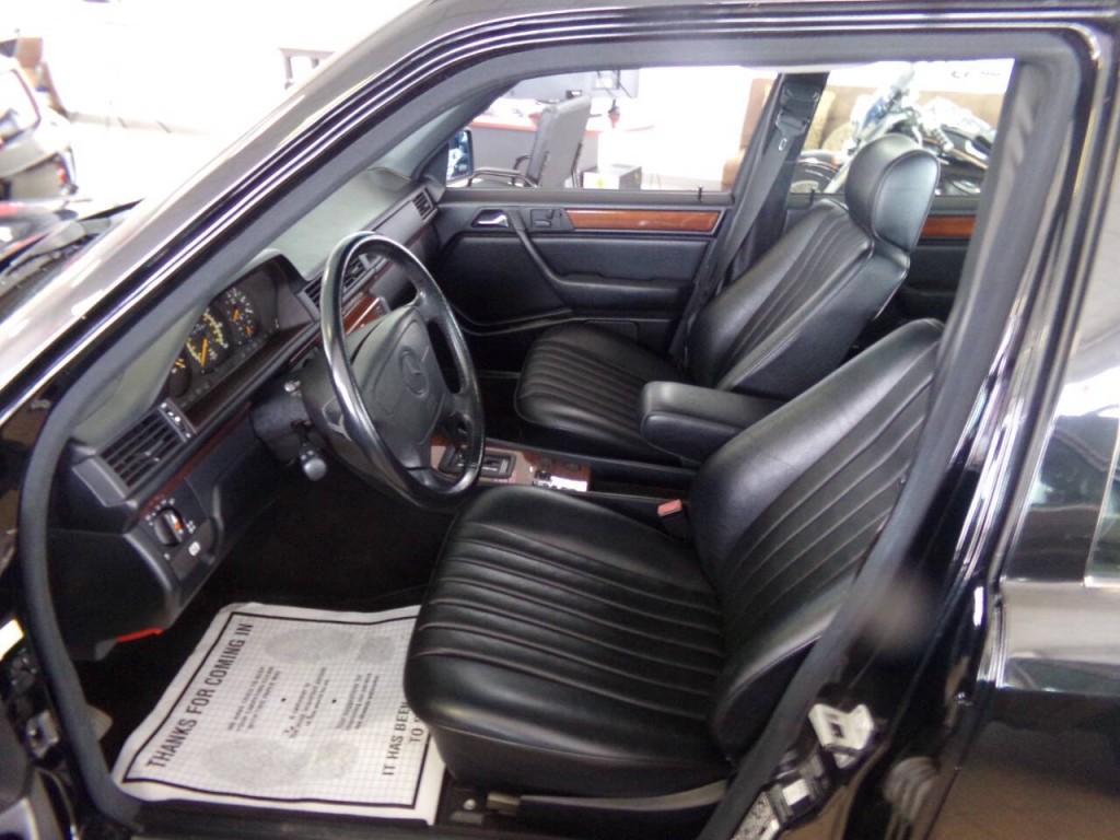 1992 Mercedes-Benz 300-Class Image 9