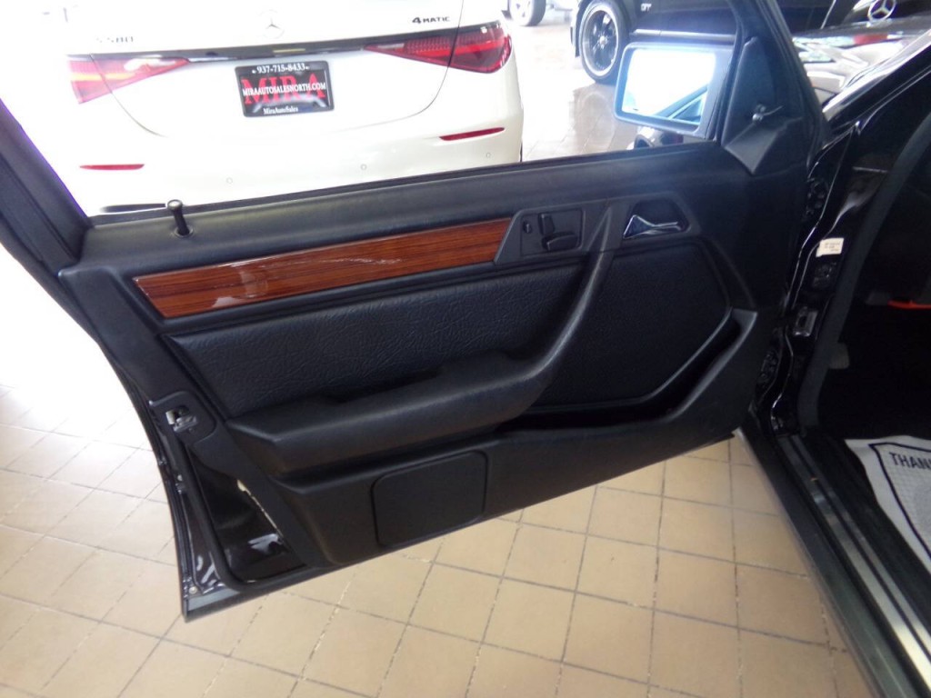 1992 Mercedes-Benz 300-Class Image 12