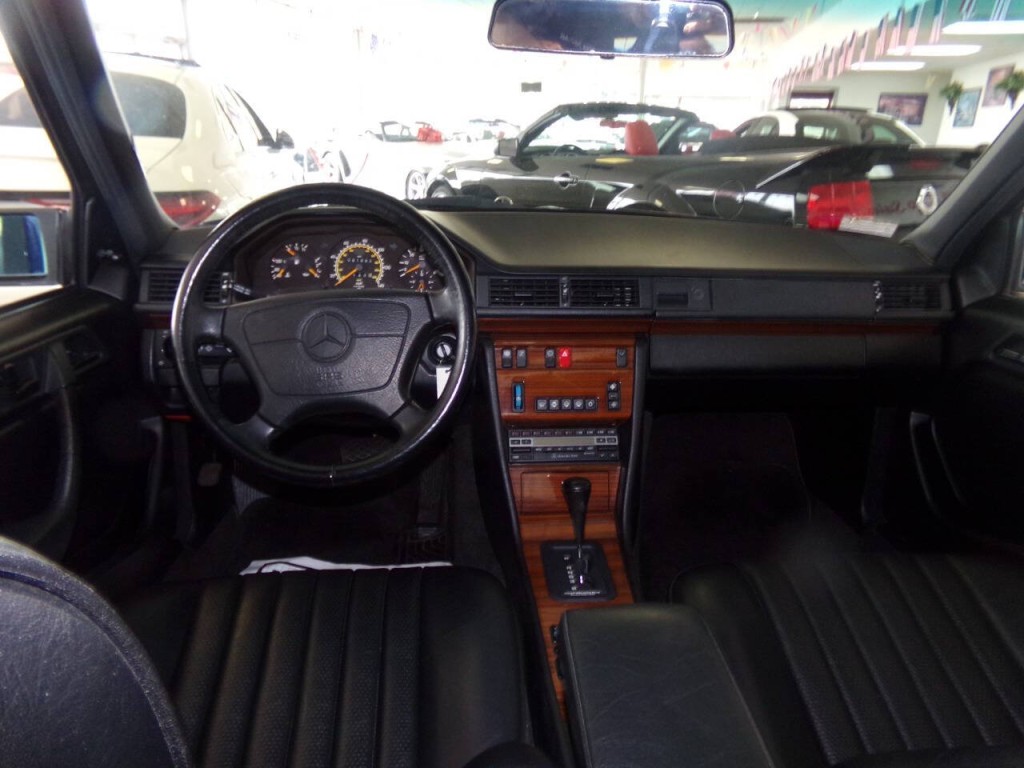 1992 Mercedes-Benz 300-Class Image 17