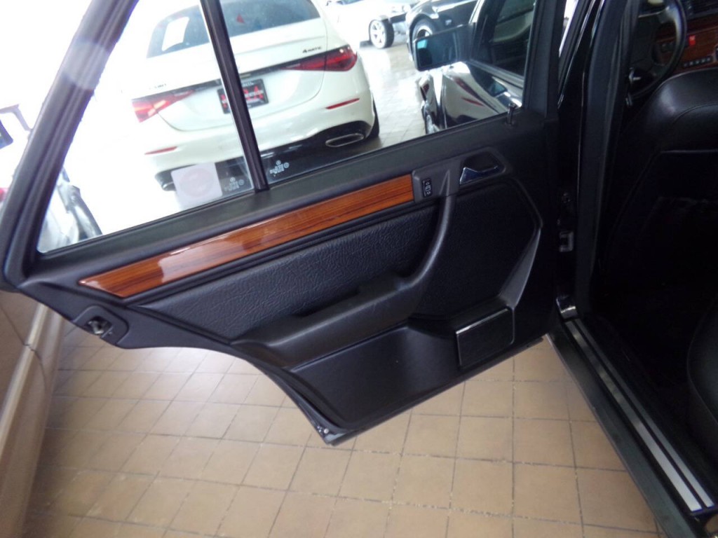 1992 Mercedes-Benz 300-Class Image 20