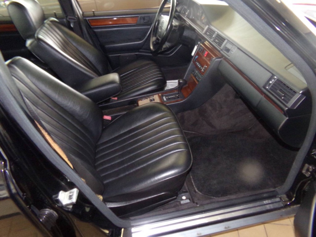 1992 Mercedes-Benz 300-Class Image 34