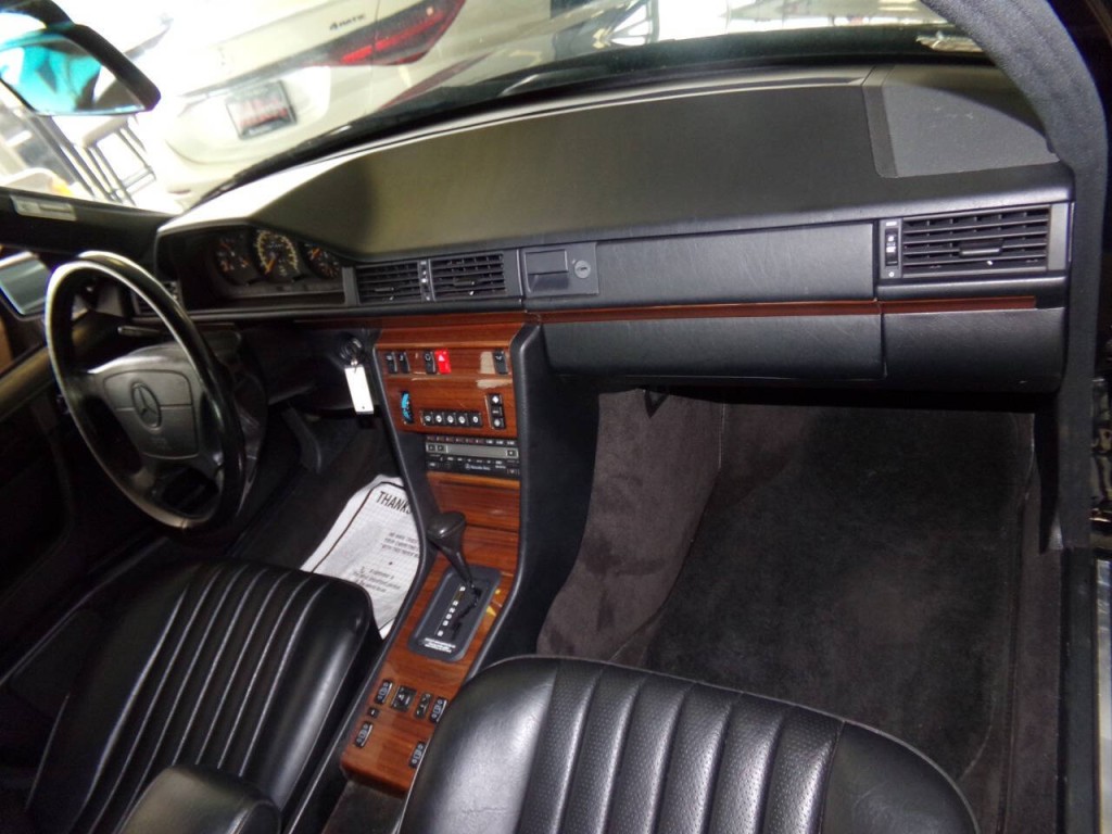 1992 Mercedes-Benz 300-Class Image 37