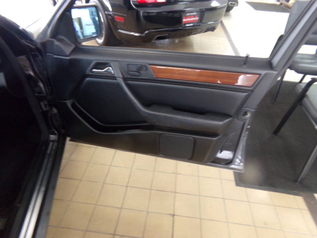 1992 Mercedes-Benz 300-Class Image 41